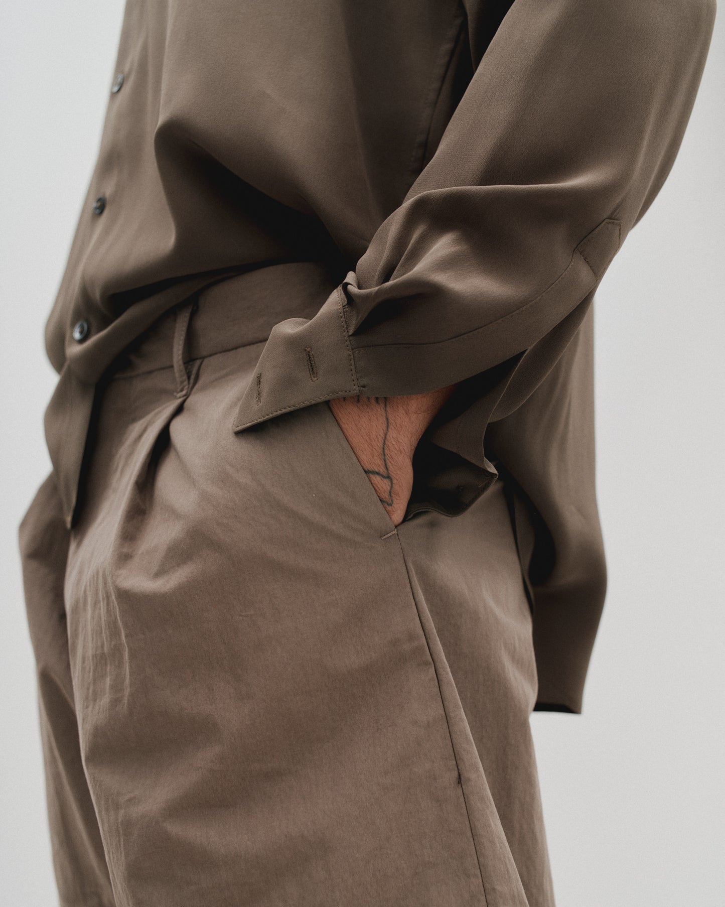 THE CURVE TROUSER - BUFF