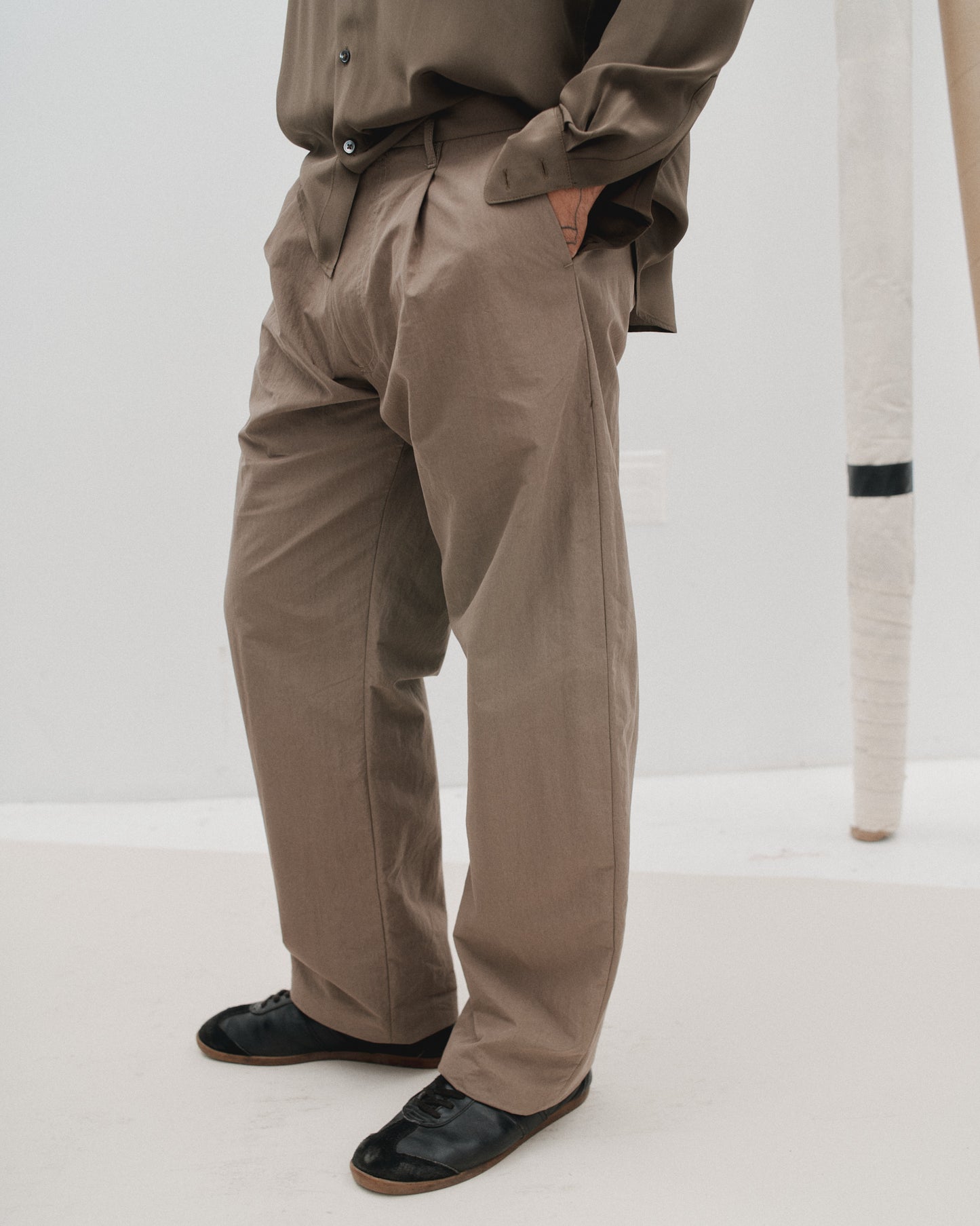 THE CURVE TROUSER - BUFF