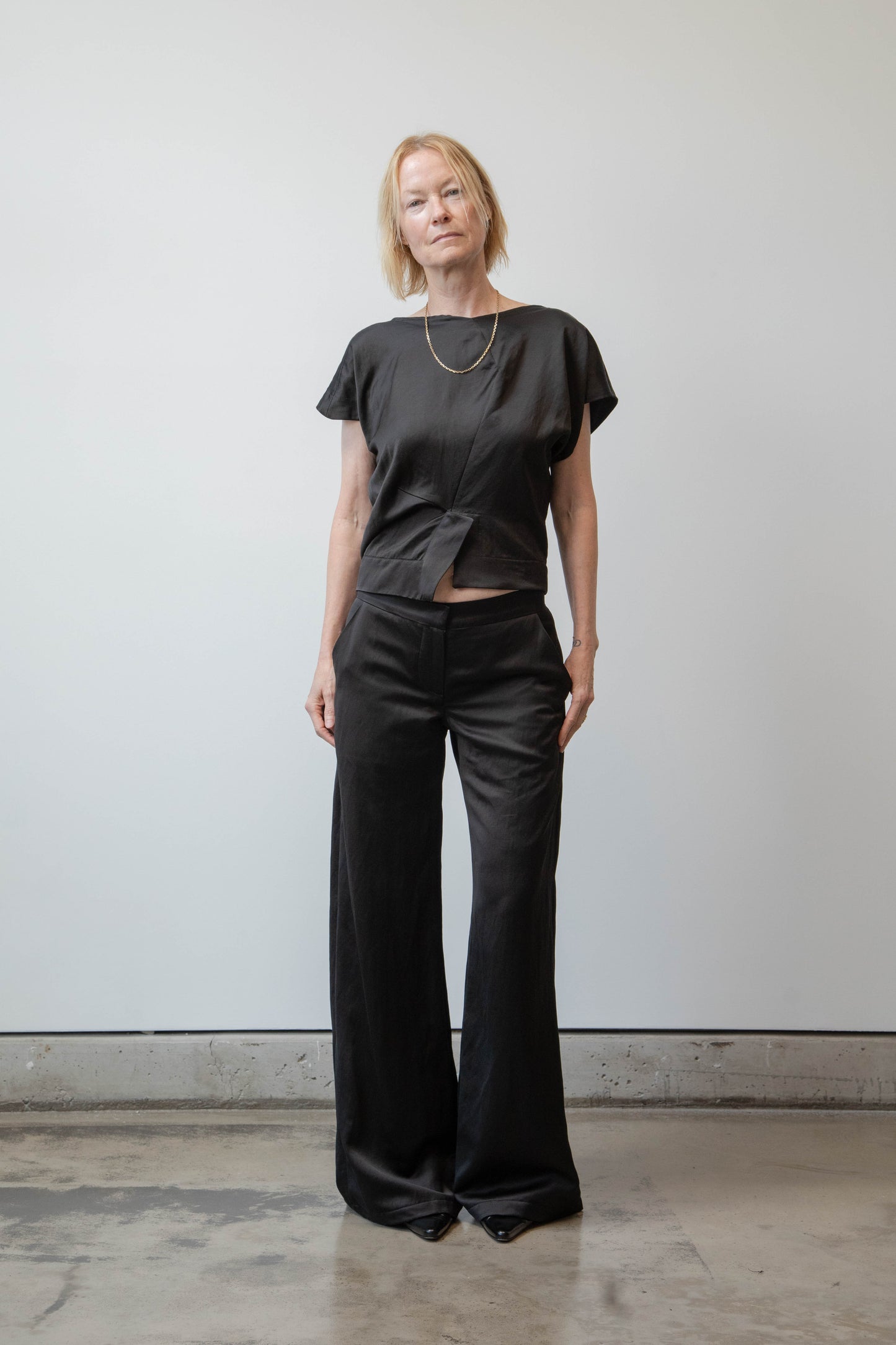 THE TWIST BLOUSE - BLACK