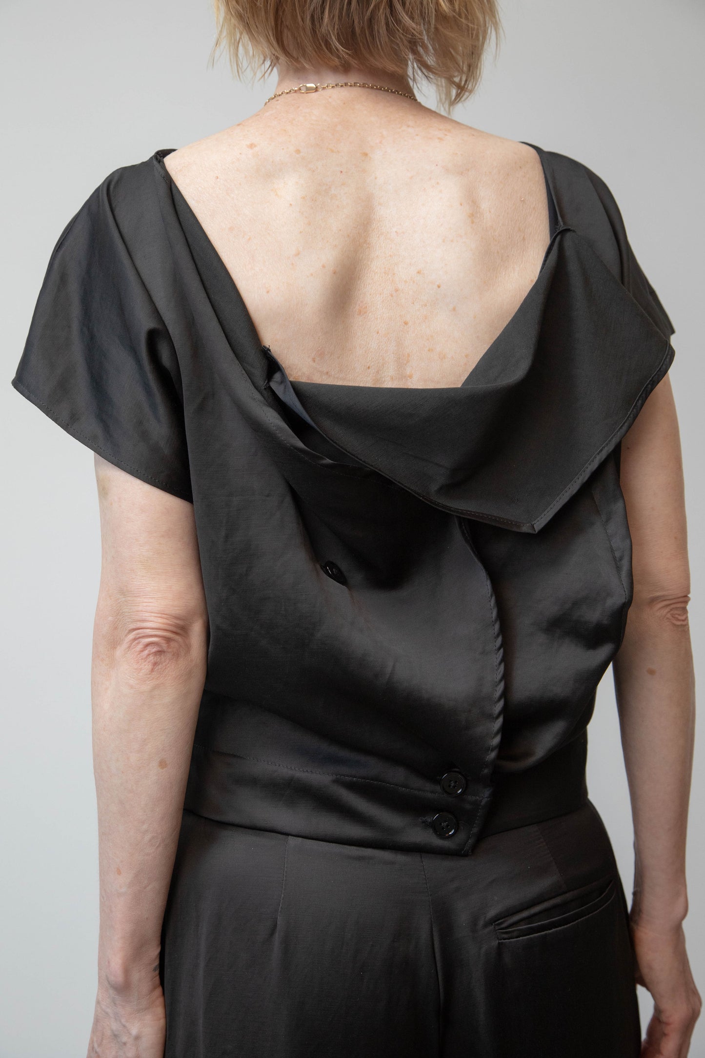 THE TWIST BLOUSE - BLACK
