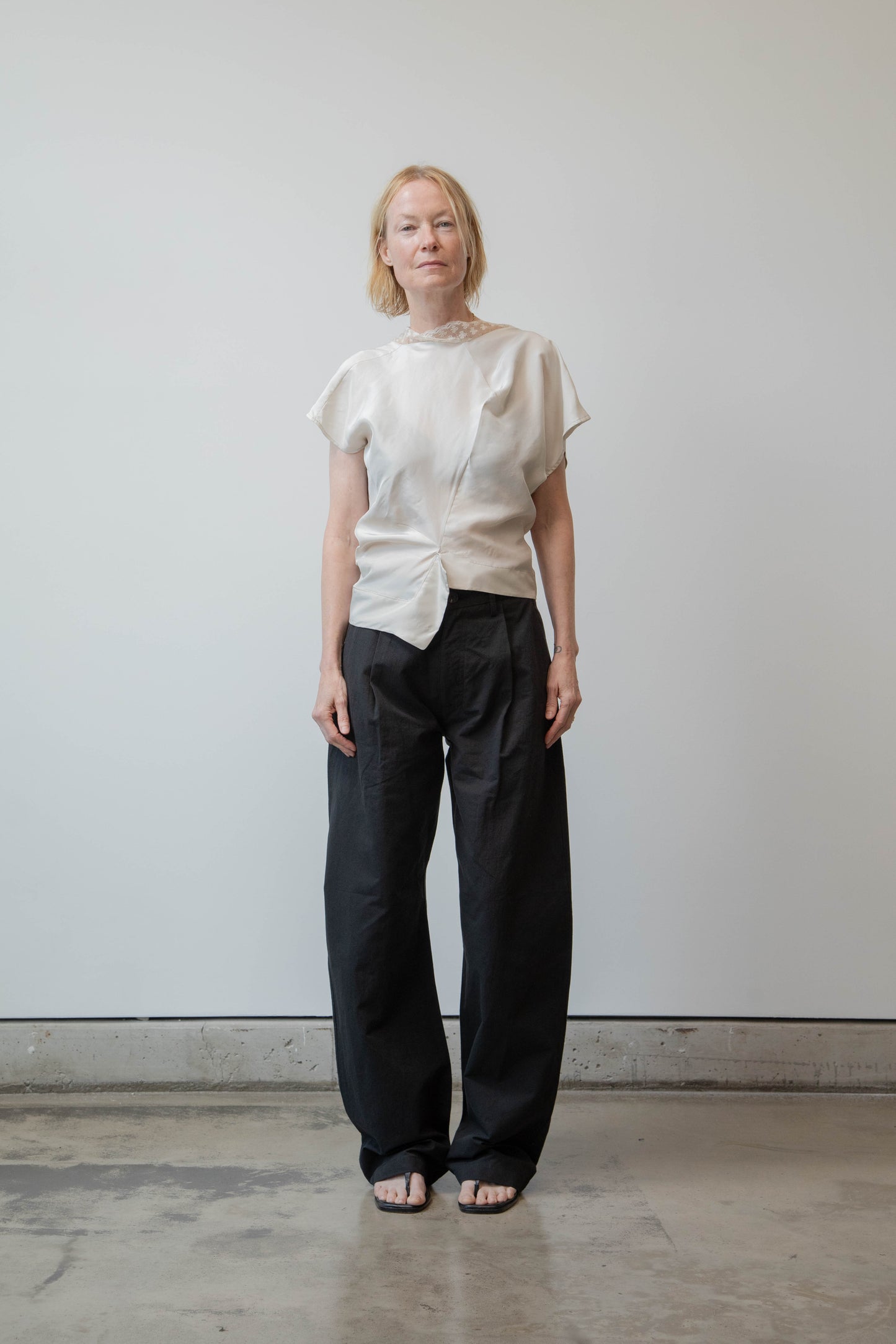 THE TWIST BLOUSE - GREY
