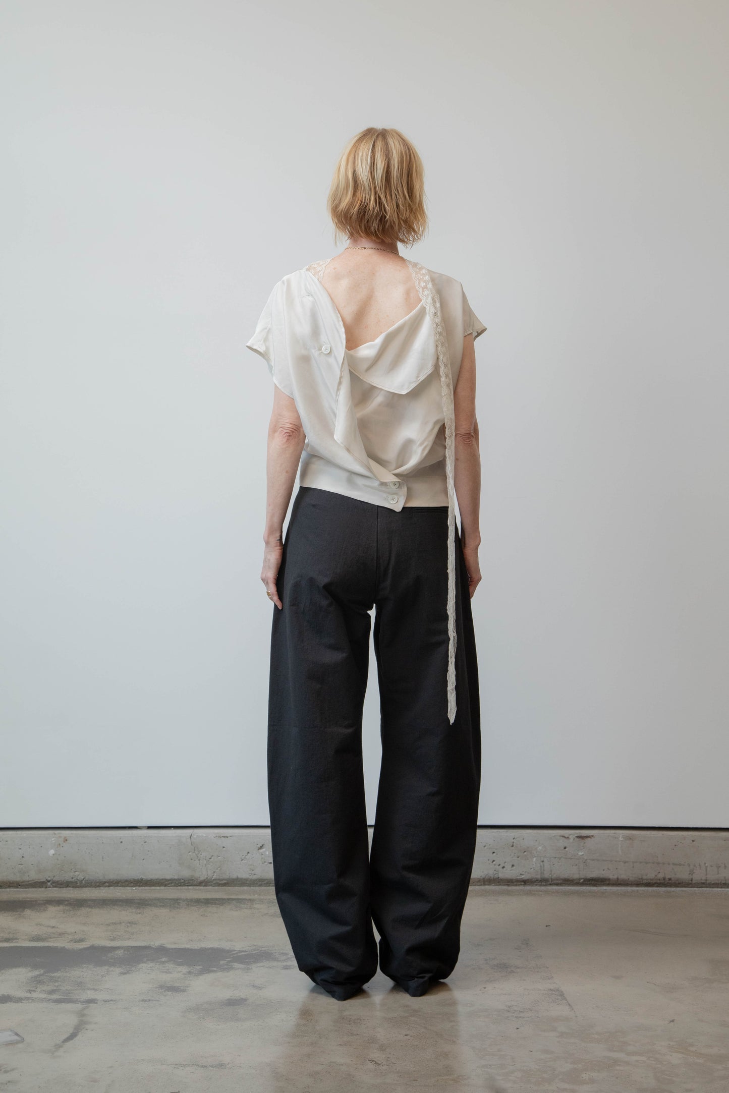 THE TWIST BLOUSE - GREY
