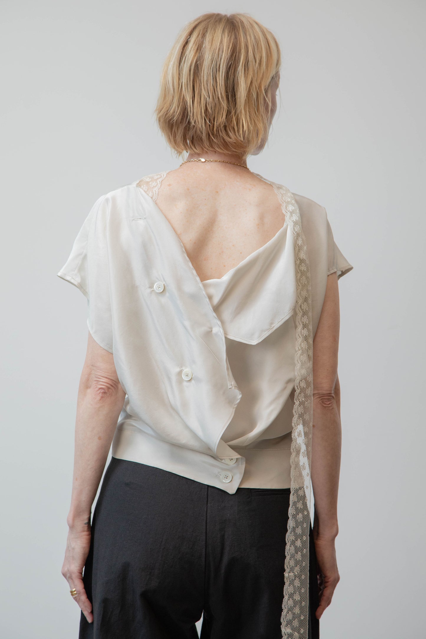 THE TWIST BLOUSE - GREY