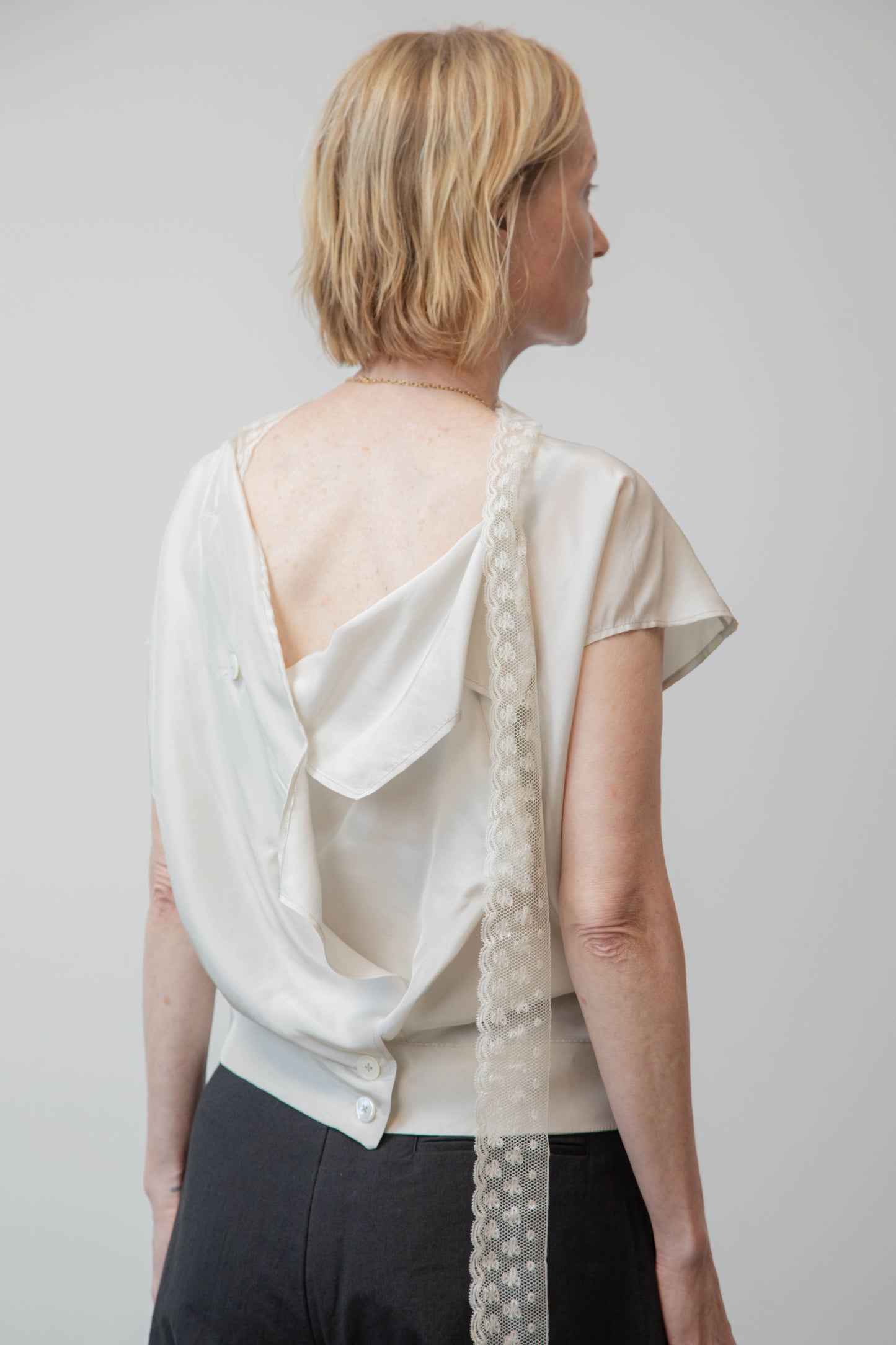 THE TWIST BLOUSE - GREY