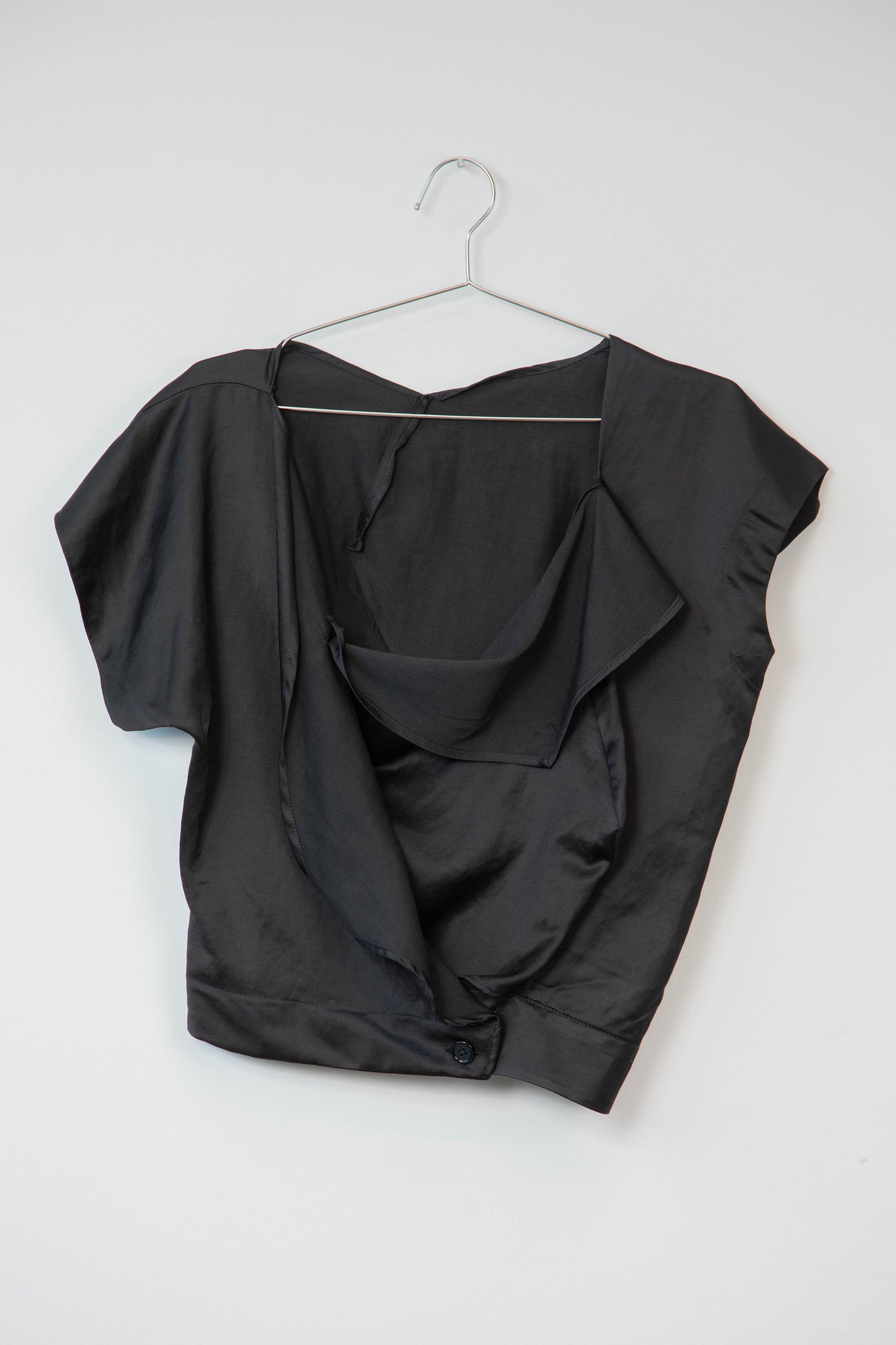THE TWIST BLOUSE - BLACK