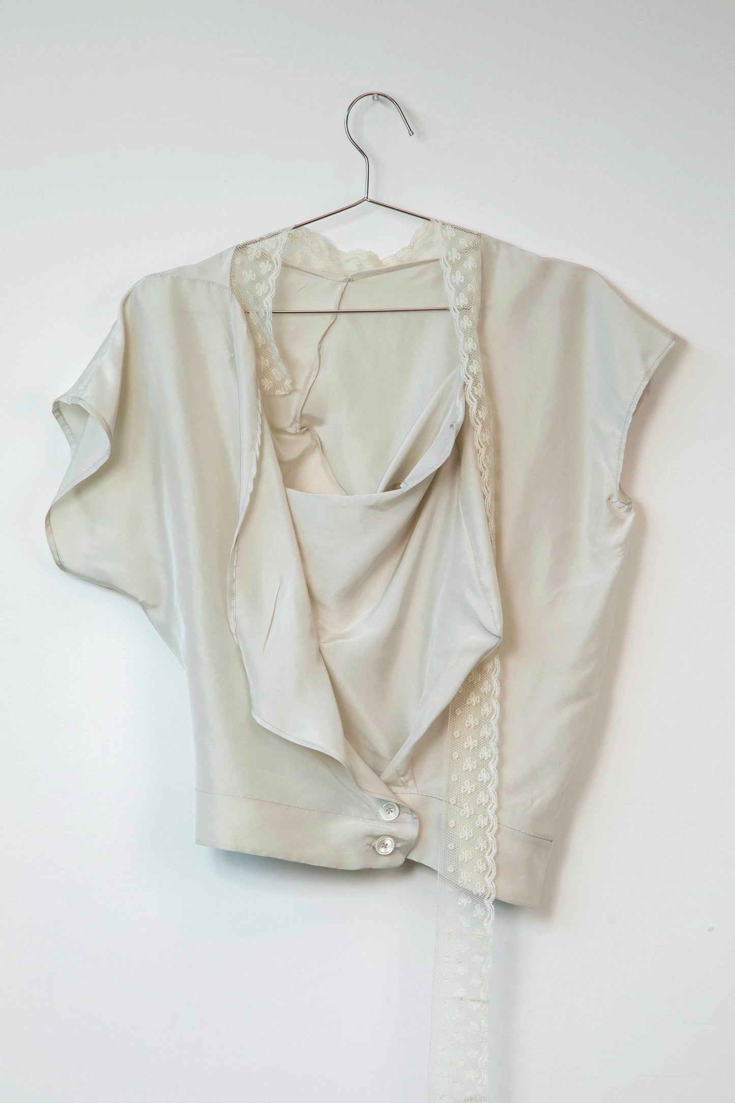THE TWIST BLOUSE - GREY
