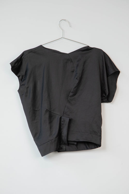 THE TWIST BLOUSE - BLACK